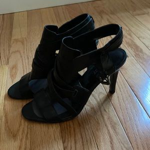 Nine West black leather open toed sandals.